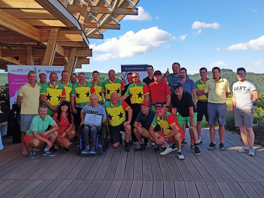 Na vozíku Tomáš Mošnička a po jeho pravé straně organizátorka Viki Ovesná Na vozíku Tomáš Mošnička a po jeho pravé straně organizátorka Viki Ovesná