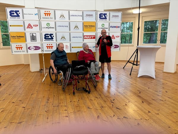 Předání sportovního vozíku Tomáši Mošničkovi Předání sportovního vozíku Tomáši Mošničkovi