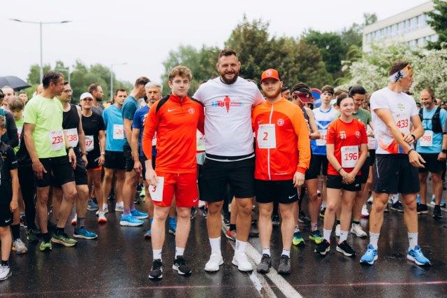 Hvězdné obsazení Těšínské osmičky, Lukáš Krpálek s hokejisty Oscarem Flynnem a Pavlem Průškem Hvězdné obsazení Těšínské osmičky, Lukáš Krpálek s hokejisty Oscarem Flynnem a Pavlem Průškem
